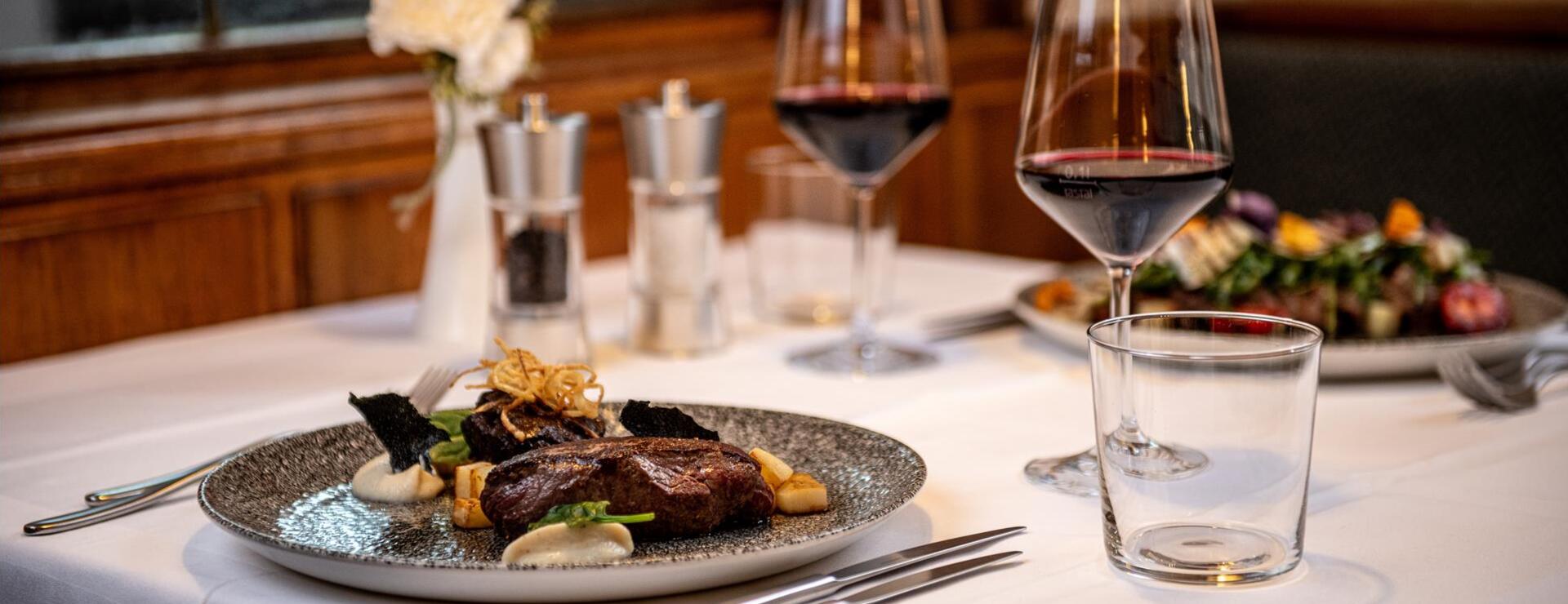 Ein gedeckter Tisch im Restaurant Ander Stube