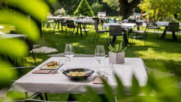 Ein gedeckter Tisch im Garten des Restaurants Ander Stube