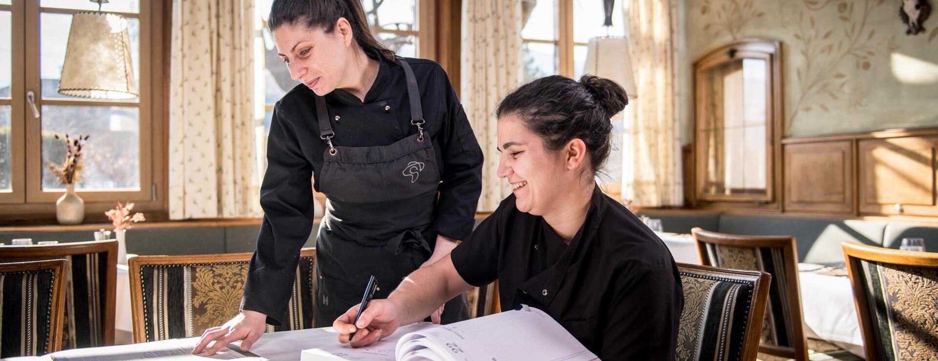 Zwei Mitarbeiterinnen des Hotels Ander