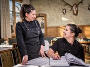 Zwei Mitarbeiterinnen des Hotels Ander