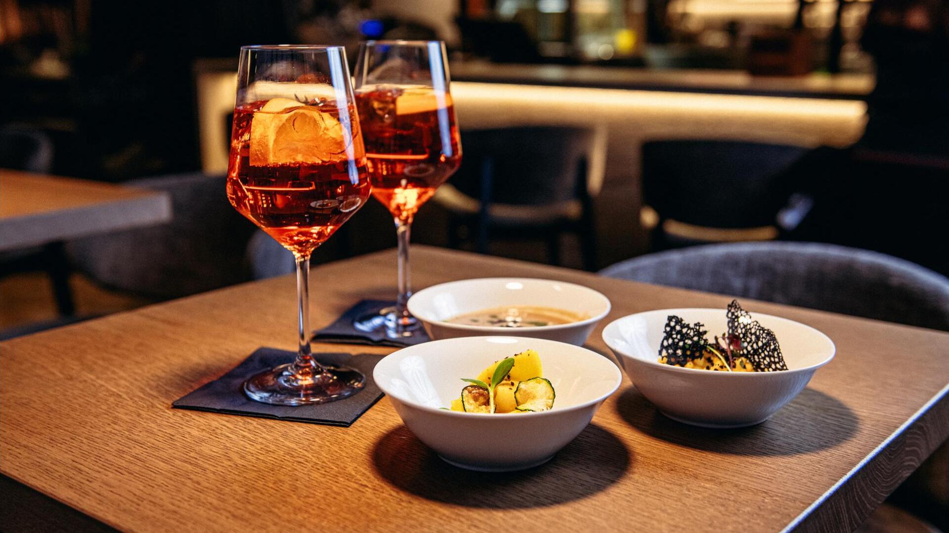 Ein Tisch, gedeckt mit verschiedenen Aperitifs